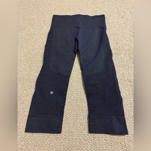 NAVY BLUE SIZE 4 LULULEMON COMPRESSION CROPPED LEGGINGS - Picture 2 of 6